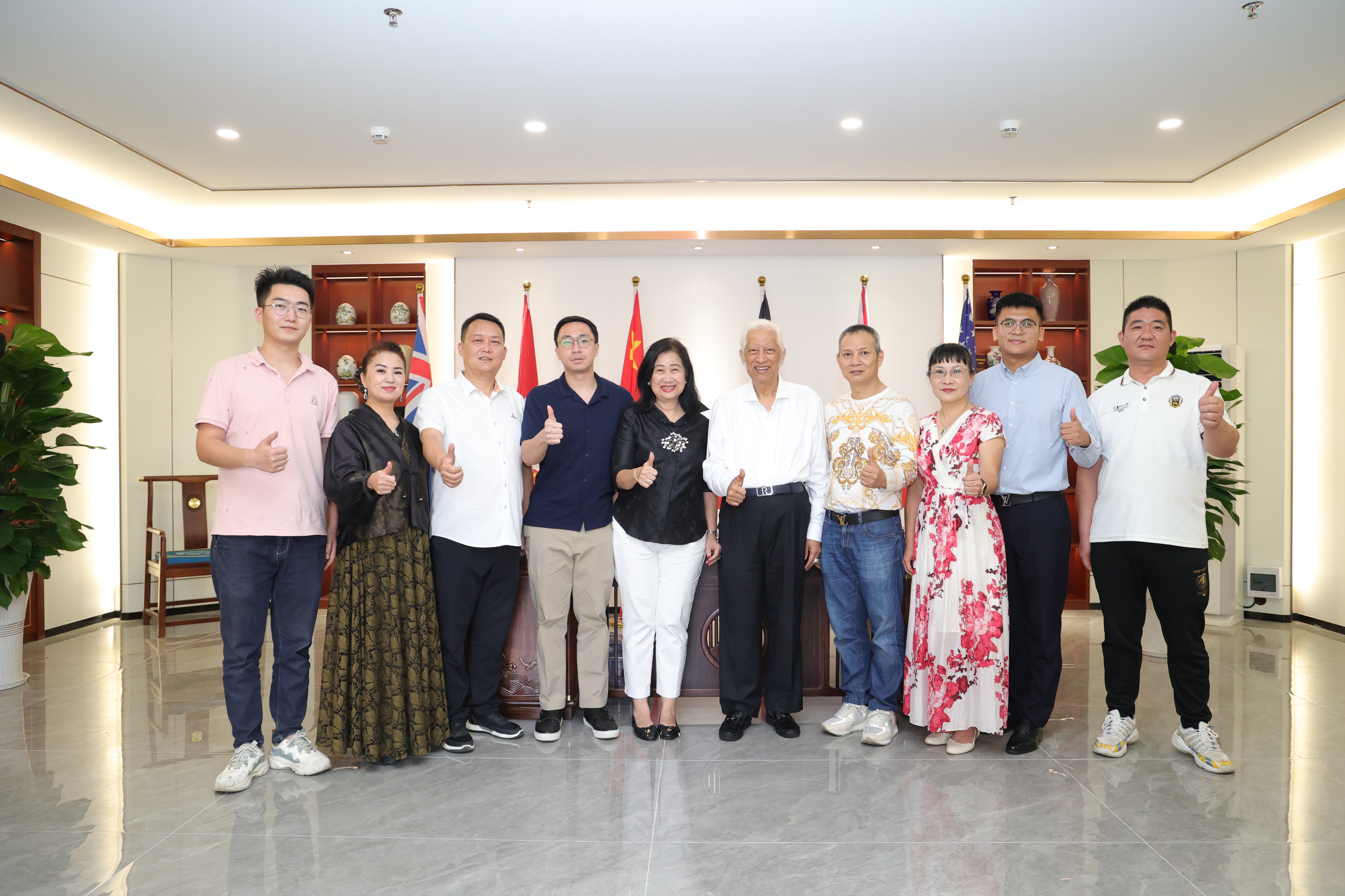 茗妍國際攜手印尼僑領熊德龍先生和SOFIA KOSWARA女士，共拓國際市場！